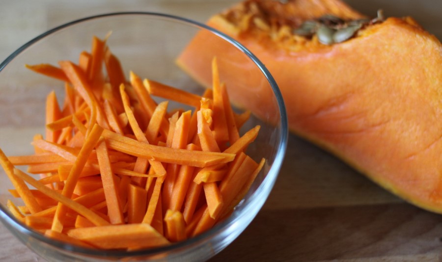 Тыкву очистите от кожицы и нарежьте тонкой соломкой. Это можно сделать ножом или использовать терку для моркови по-корейски. Отварите нарезанную тыкву в бульоне от кальмаров 3–4 минуты (в зависимости от толщины нарезки). Откиньте на дуршлаг, дайте стечь в